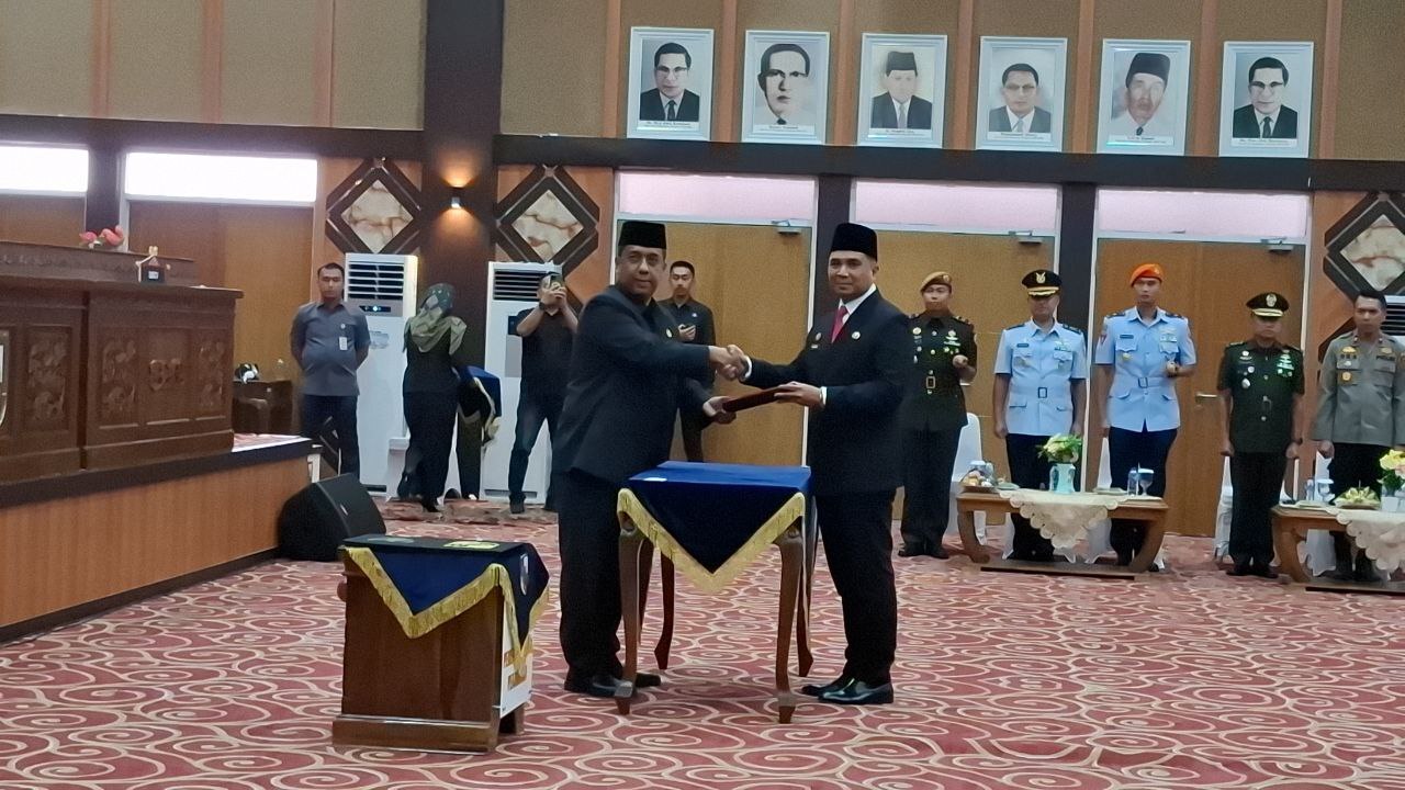 Pj Walikota Pekanbaru Roni Rakhmat melantik Zulhelmi Arifin sebagai Pj Sekda Pekanbaru. (Foto: Dini Rahmadanti)